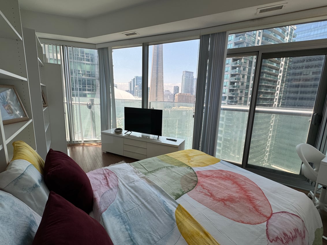 Flex Room - York St & Bremner Blvd