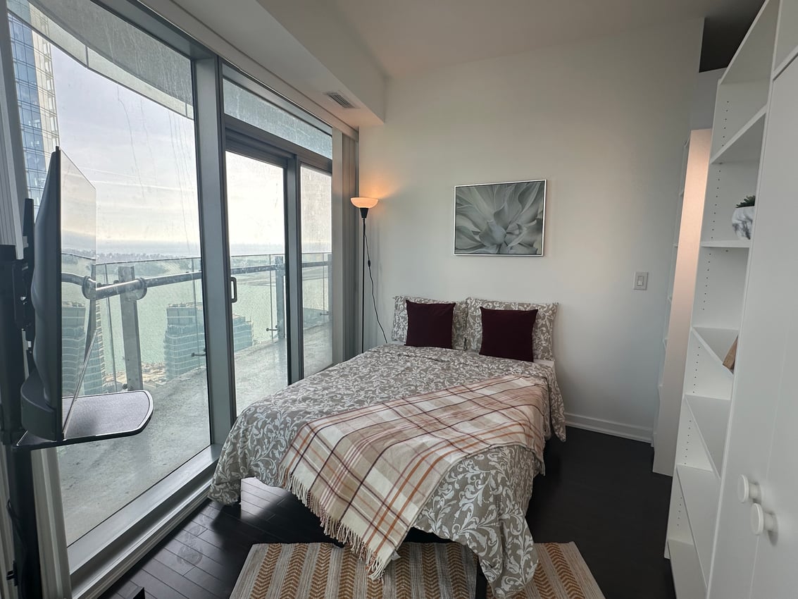 Flex Room - York St & Bremner Blvd