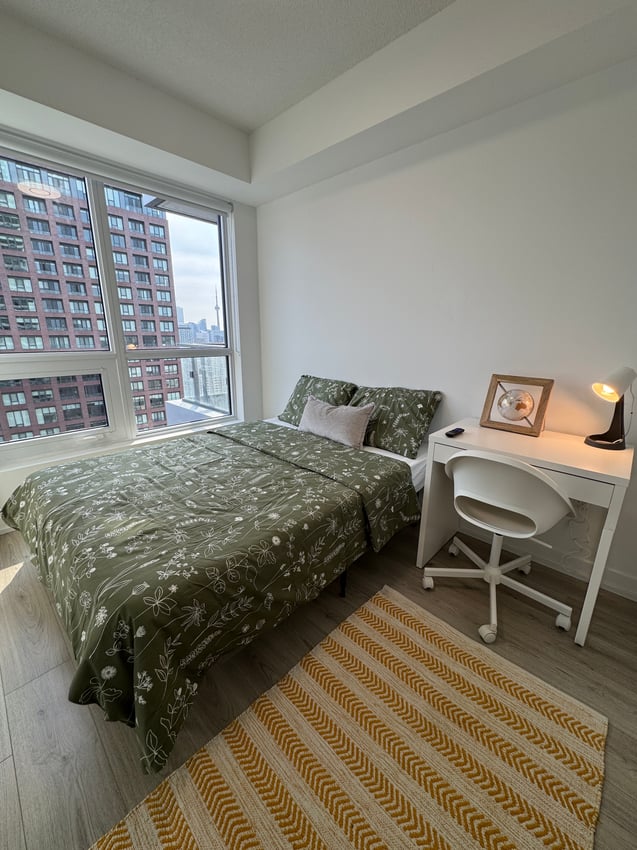 Deluxe Room at 30th Floor - Bloor St, Toronto — photo 2 of 11
