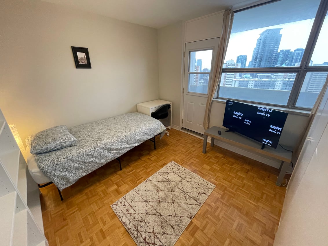 Flex Room with Balcony - Wellesley St E & Parliament St