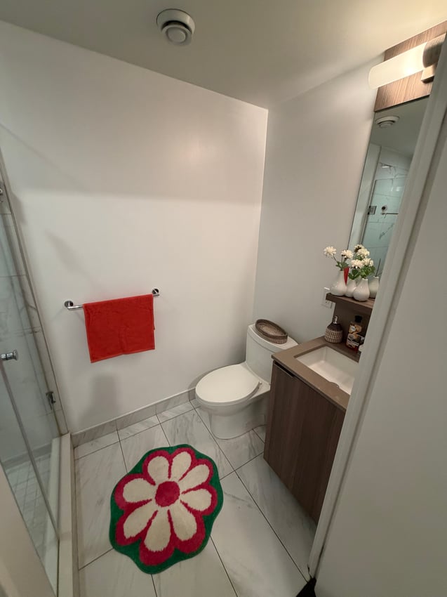 Deluxe Room without Window at 8th Floor - Wood Street, Toronto — photo 5 of 12