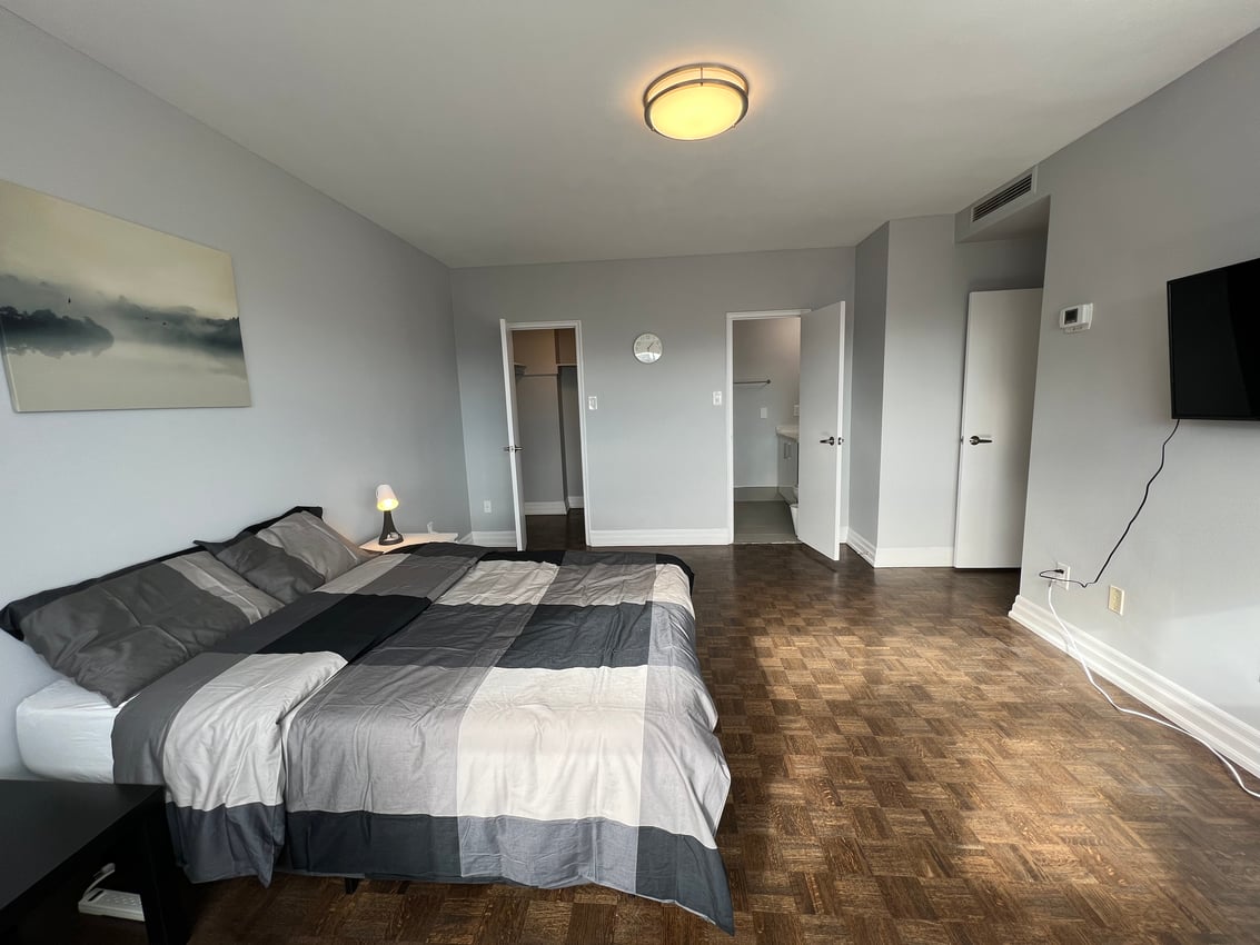 Master Room at 25th Floor - Walmer Road, Toronto — photo 3 of 14