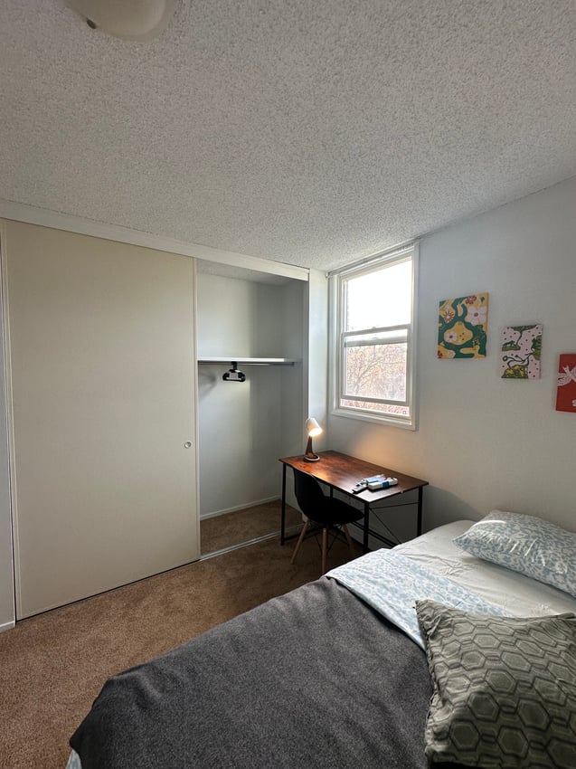 Deluxe Room at 4th Floor - 510 21 Ave SW, Calgary — photo 3 of 9