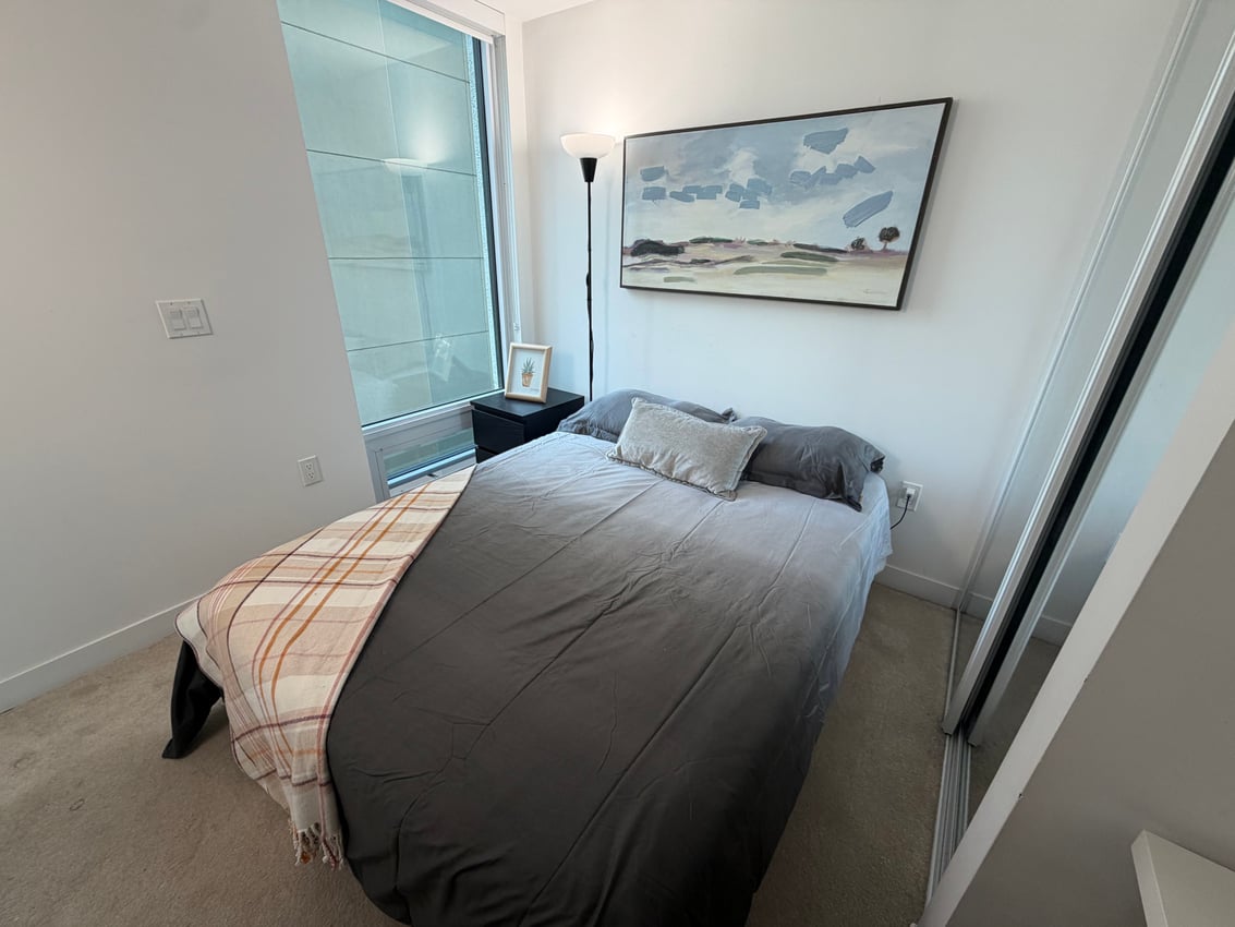 Deluxe Room at 5th Floor - Simcoe St, Toronto — photo 2 of 6