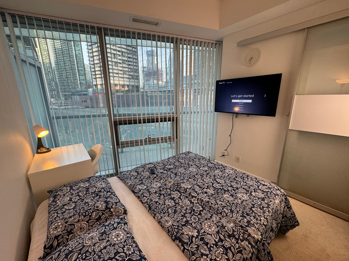 Deluxe Room at 9th Floor - York Street, Toronto — photo 3 of 11