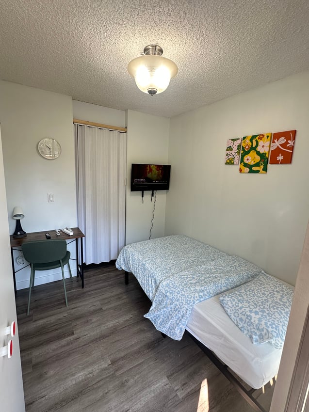Flex Room with Balcony at 2nd Floor - 1228 13 Ave SW, Calgary — photo 2 of 7