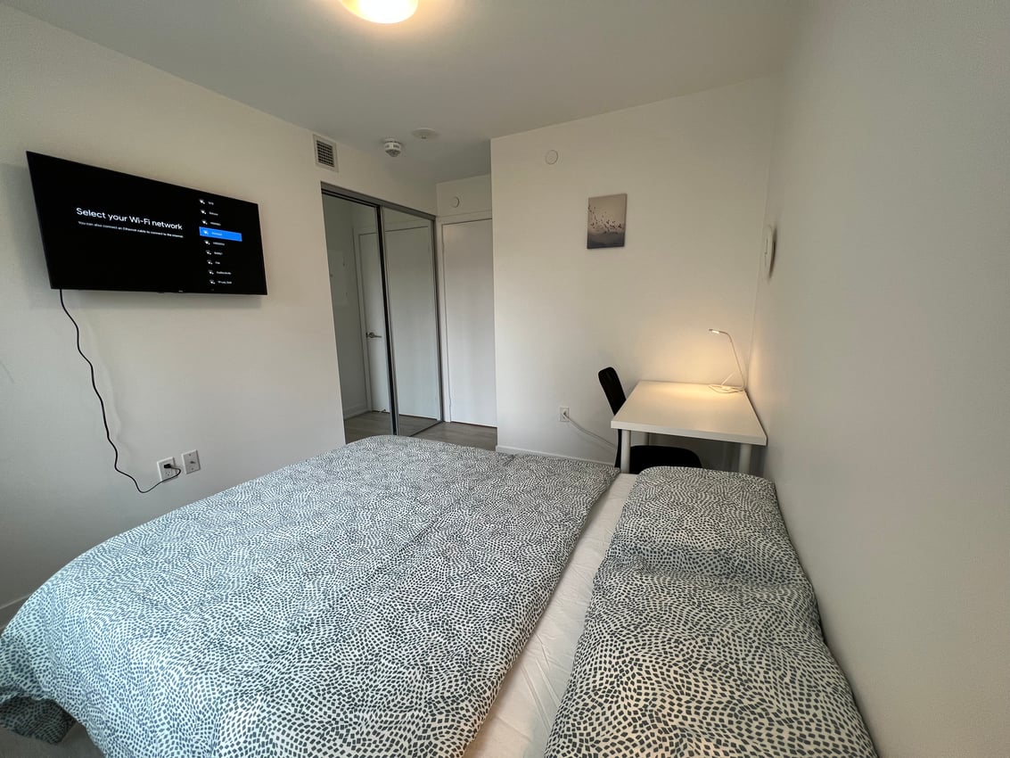 Deluxe Room at 7th Floor - Dunfield Ave, Toronto — photo 2 of 11