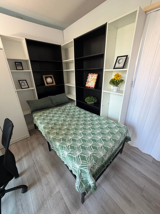 Flex Room with Balcony at 5th Floor - Simcoe St, Toronto — photo 2 of 5