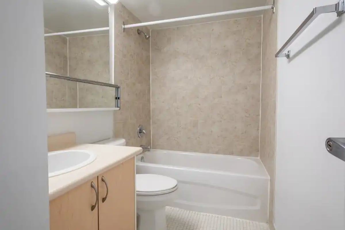 Flex Room at 12th Floor - Walmer Road, Toronto — photo 6 of 6