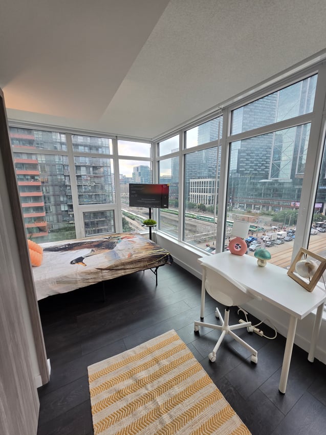 Deluxe Room with Balcony at 9th Floor - Concord Cityplace Way, Toronto — photo 3 of 26