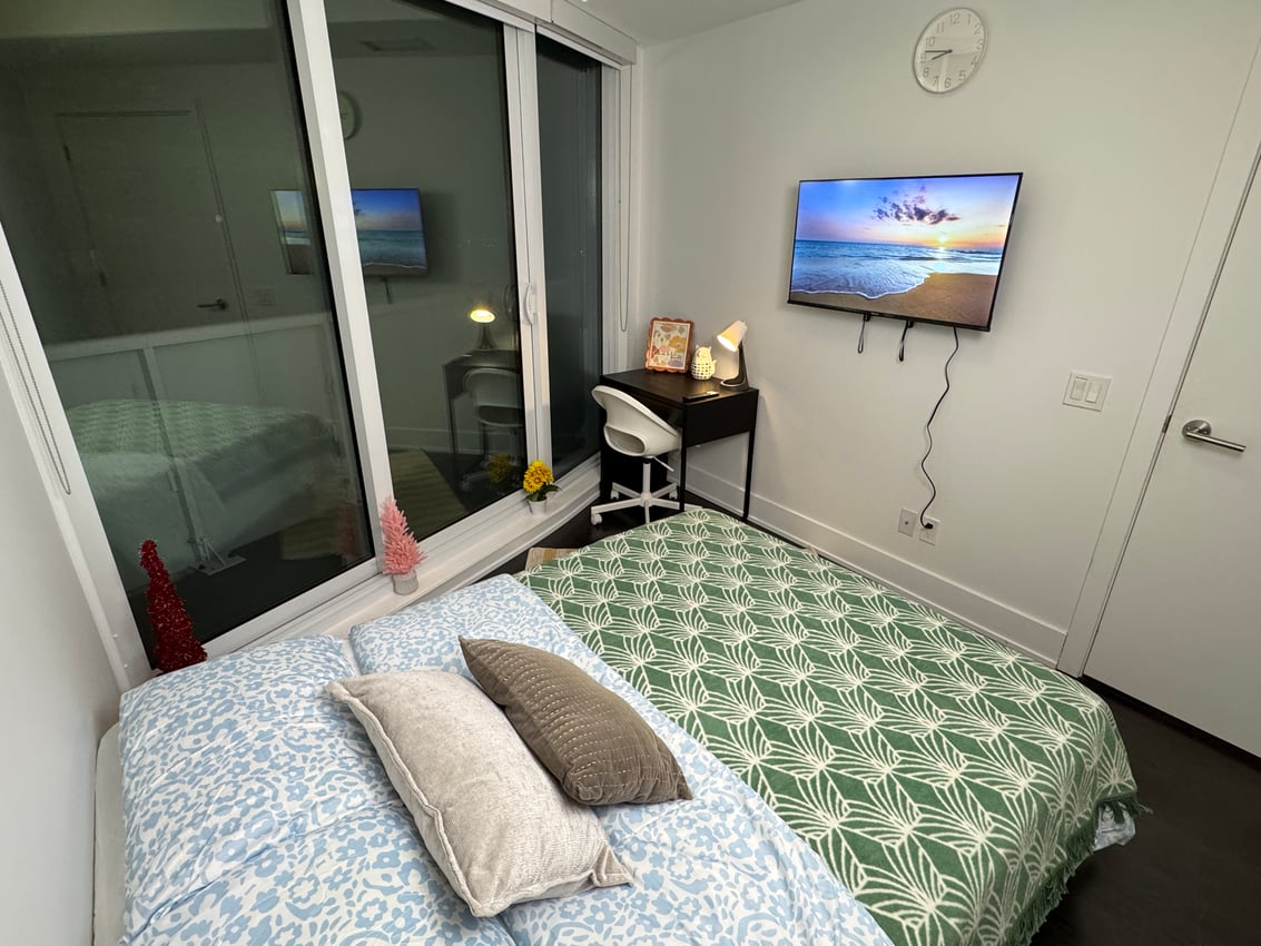 Deluxe Room - Church St & Carlton St