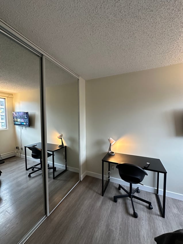 Deluxe Room at 7th Floor - 720 15 Ave SW, Calgary — photo 4 of 14