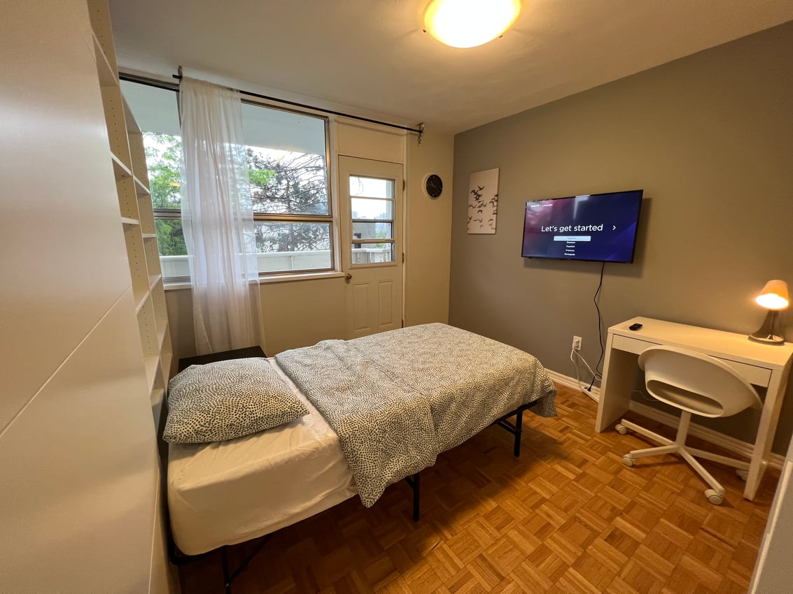 Flex Room with Balcony - Wellesley St E & Parliament St