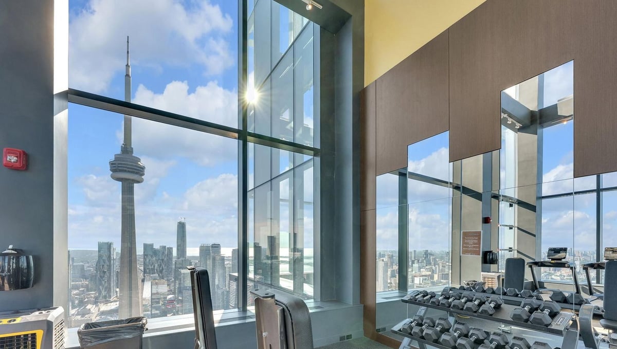 Deluxe Room with Balcony at 9th Floor - Concord Cityplace Way, Toronto — photo 20 of 26