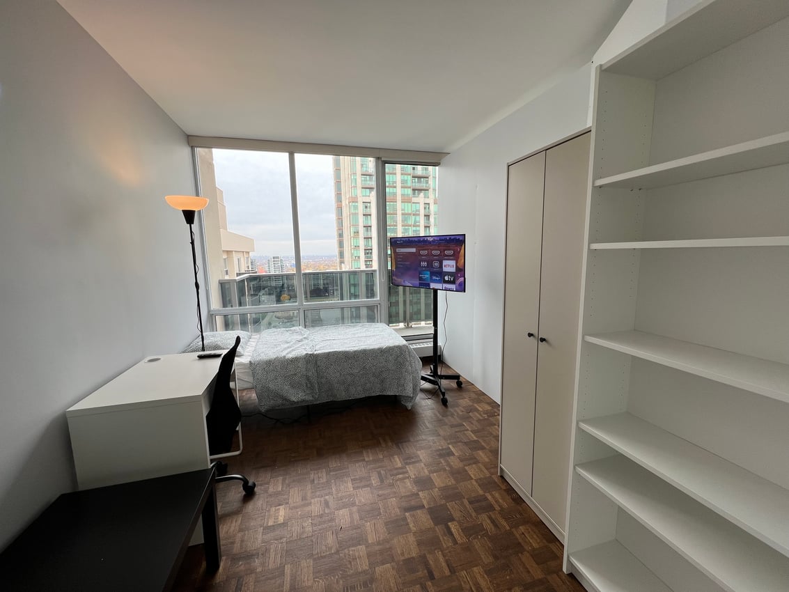 Flex Room - Walmer Road & St. Clair Avenue West