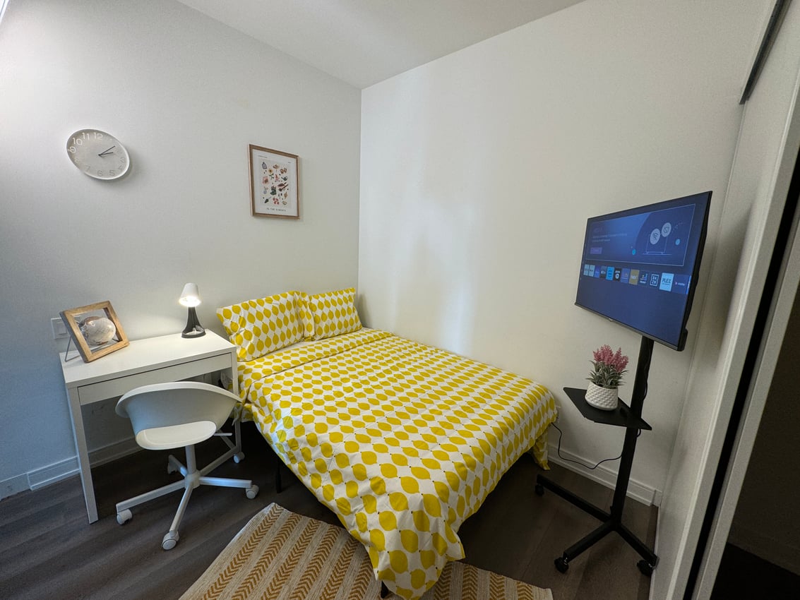 Deluxe Room - Yonge Street & Gloucester Street
