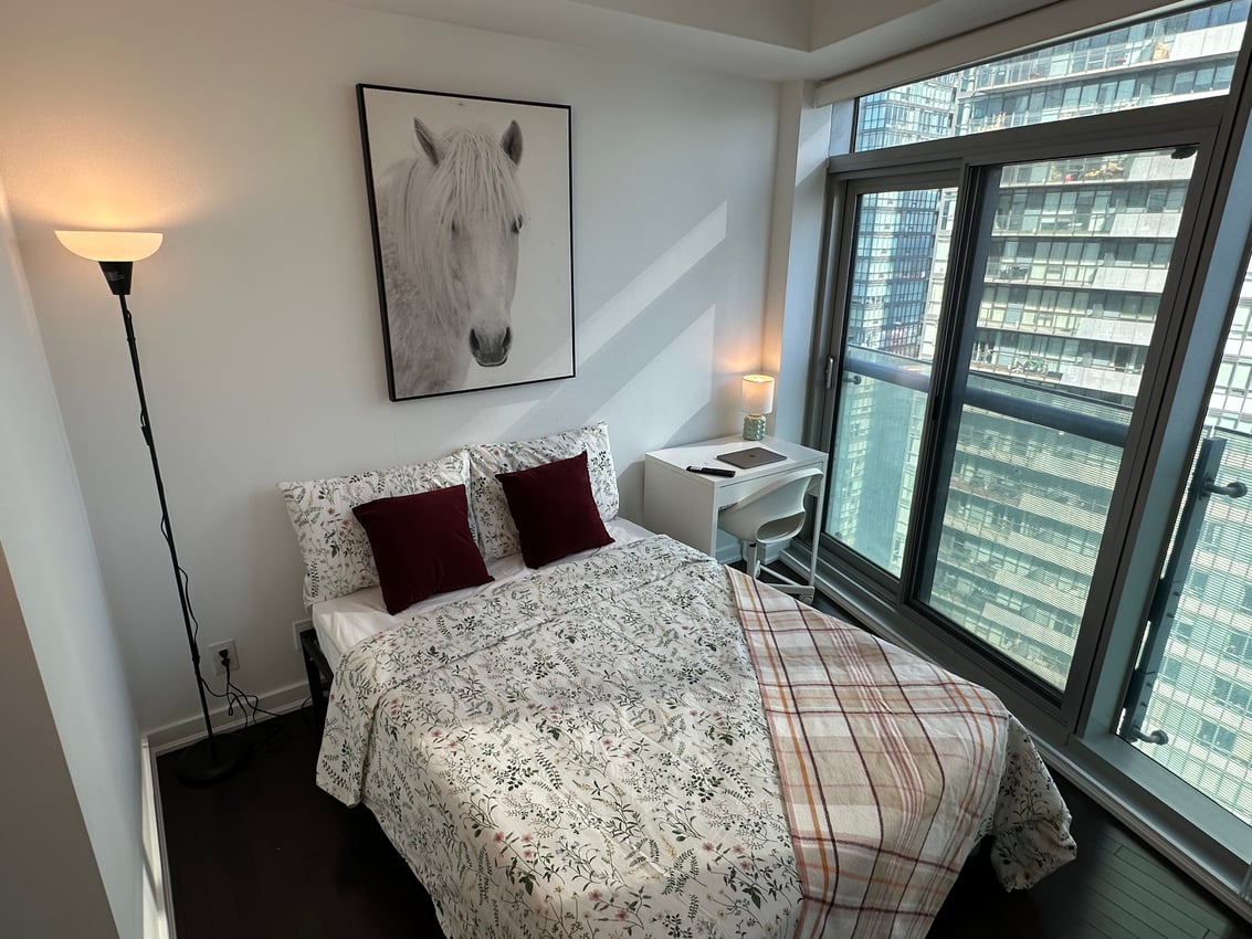 Master Room - York St & Bremner Blvd