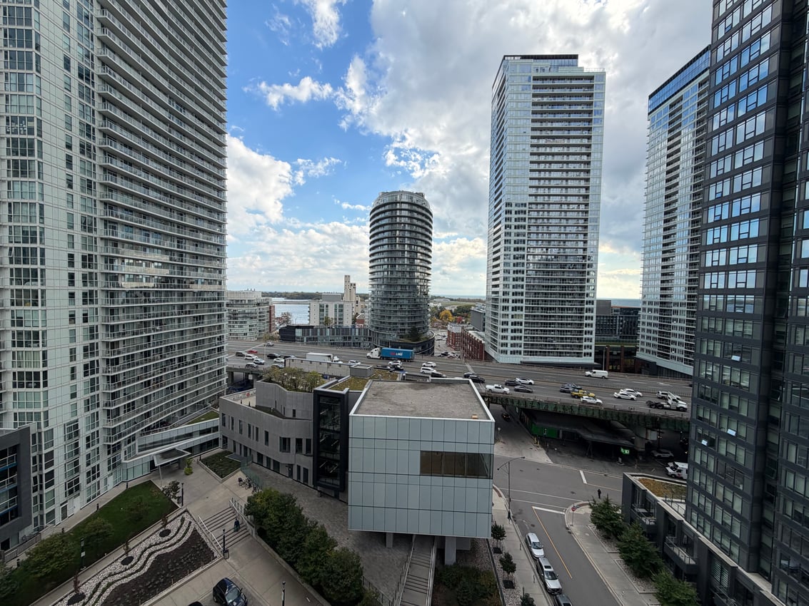 Deluxe Room at 15th Floor - Queens Wharf Road, Toronto — photo 7 of 7