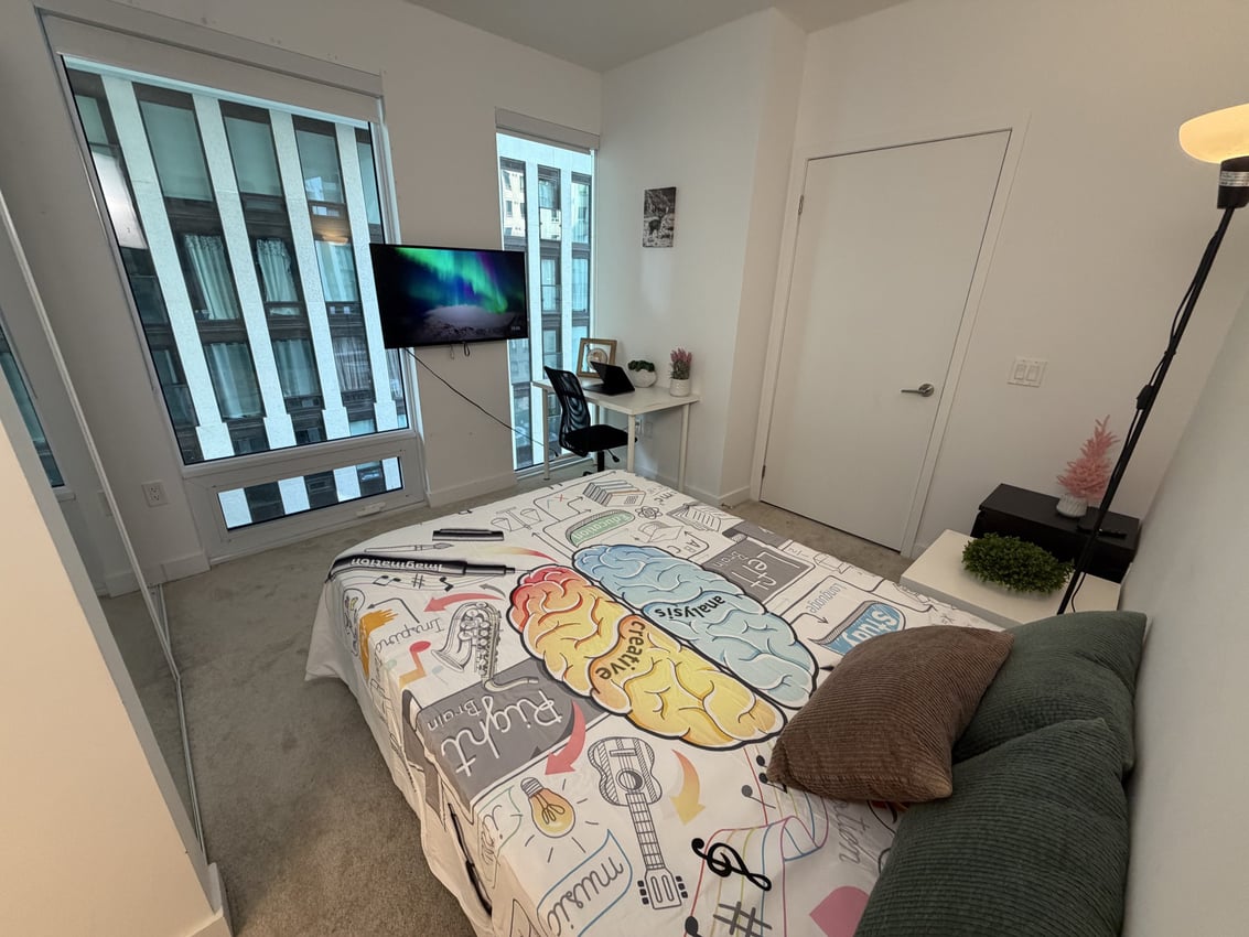 Master Room at 5th Floor - Simcoe St, Toronto — photo 3 of 9