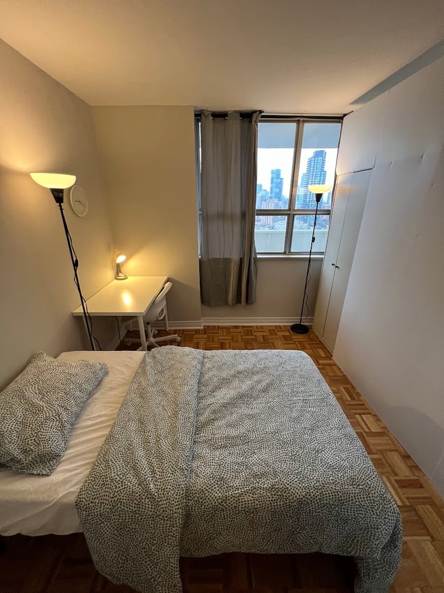 Flex Room - Wellesley St E & Parliament St