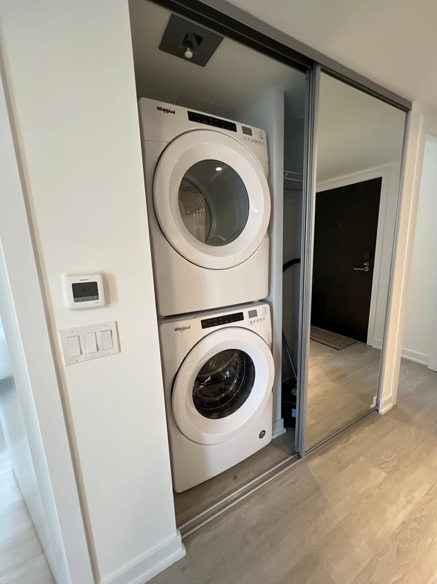 Deluxe Room at 7th Floor - Dunfield Ave, Toronto — photo 6 of 11