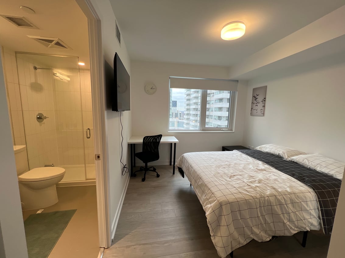 Master Room at 20th Floor - Dunfield Ave, Toronto — photo 2 of 11