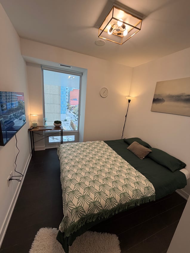 Deluxe Room – St Patrick St & Dundas St W