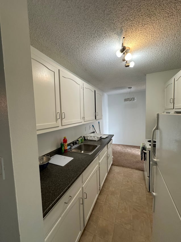Deluxe Room at 4th Floor - 510 21 Ave SW, Calgary — photo 5 of 9