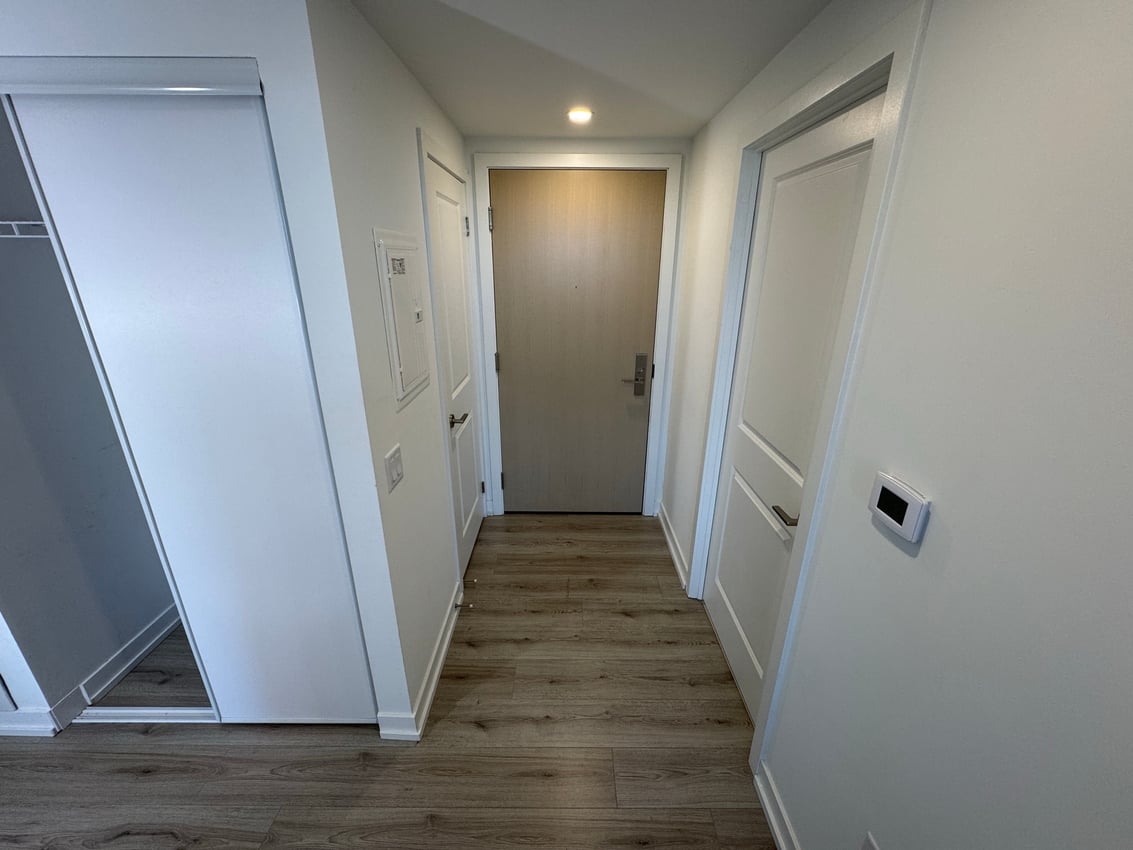 Deluxe Room at 30th Floor - Bloor St, Toronto — photo 6 of 11