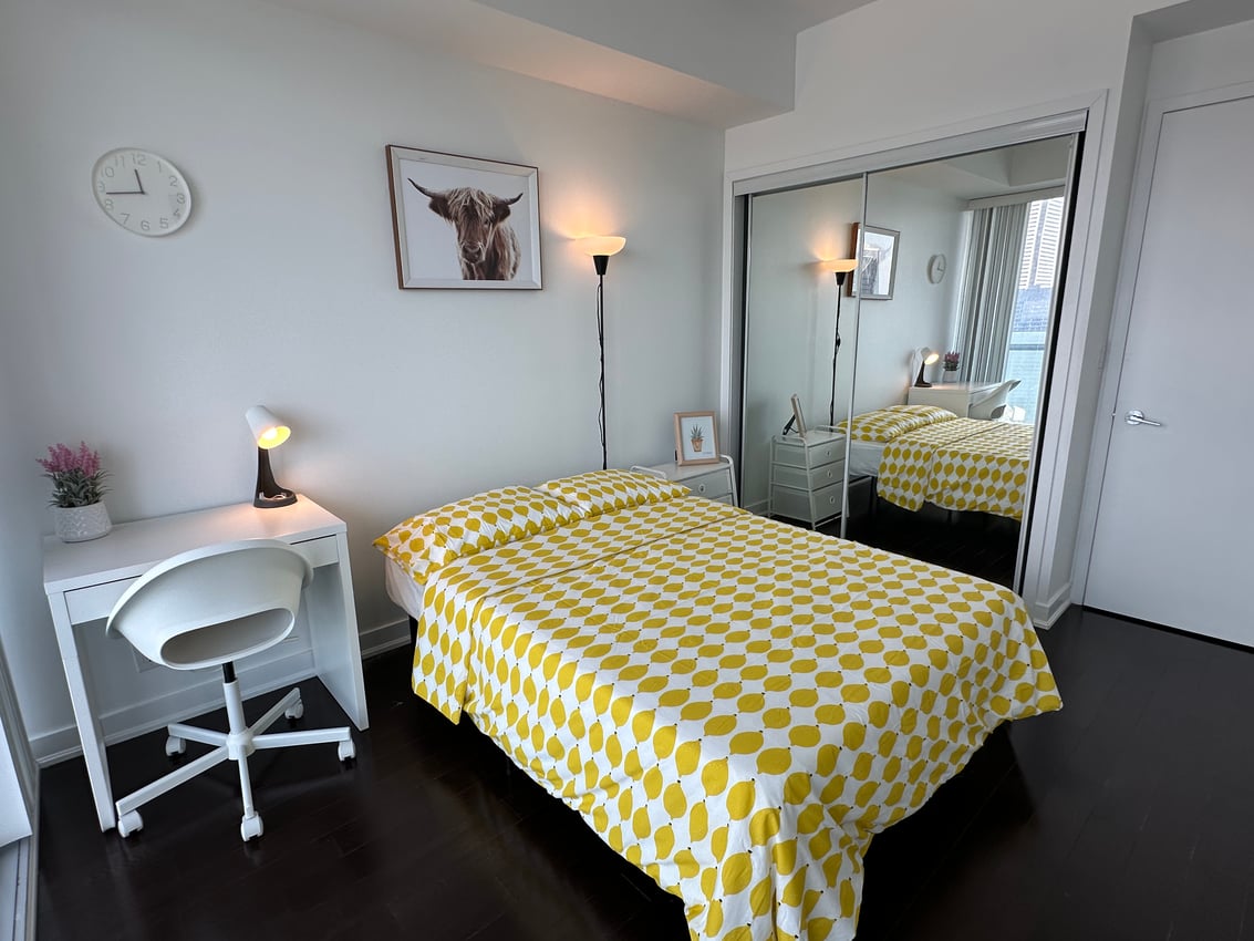 Deluxe Room - York St & Bremner Blvd