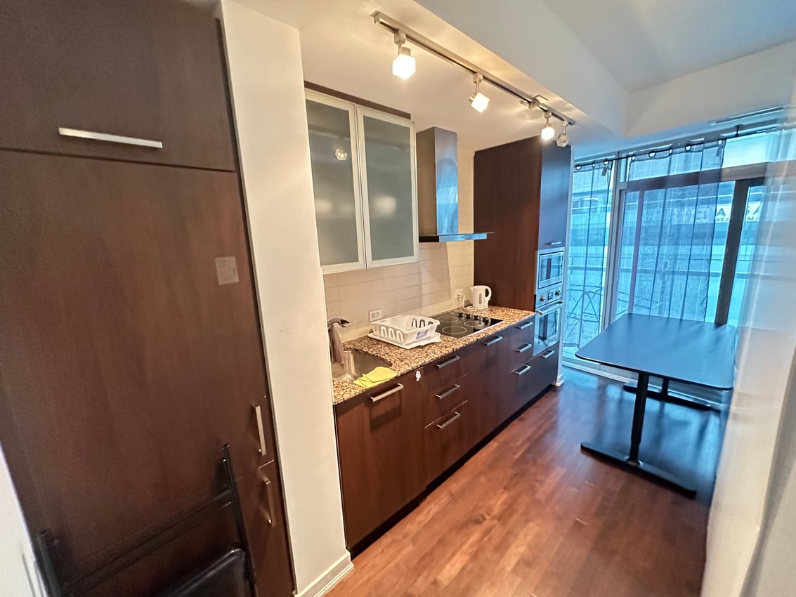 Deluxe Room without Window at 7th Floor - York Street, Toronto — photo 3 of 9