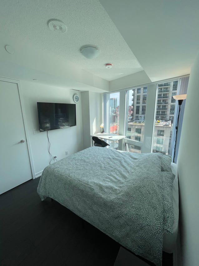 Deluxe Room at 9th Floor - Shuter St, Toronto — photo 2 of 10