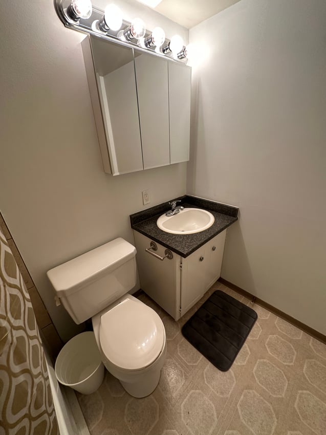 Deluxe Room at 4th Floor - 510 21 Ave SW, Calgary — photo 8 of 9