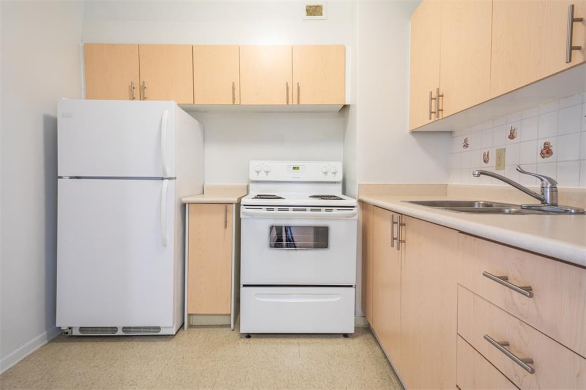 Flex Room at 12th Floor - Walmer Road, Toronto — photo 5 of 6