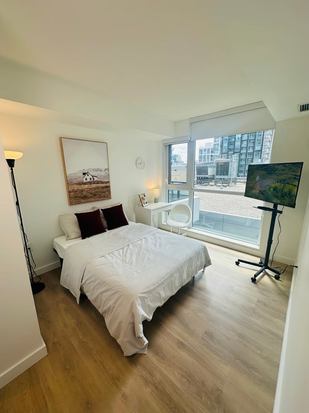 Master Room - Widmer St & Adelaide St West
