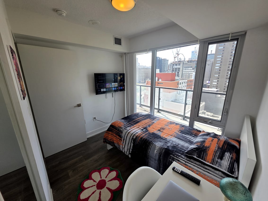 Premium Deluxe at 11th Floor - Mcgill Street, Toronto — photo 2 of 9