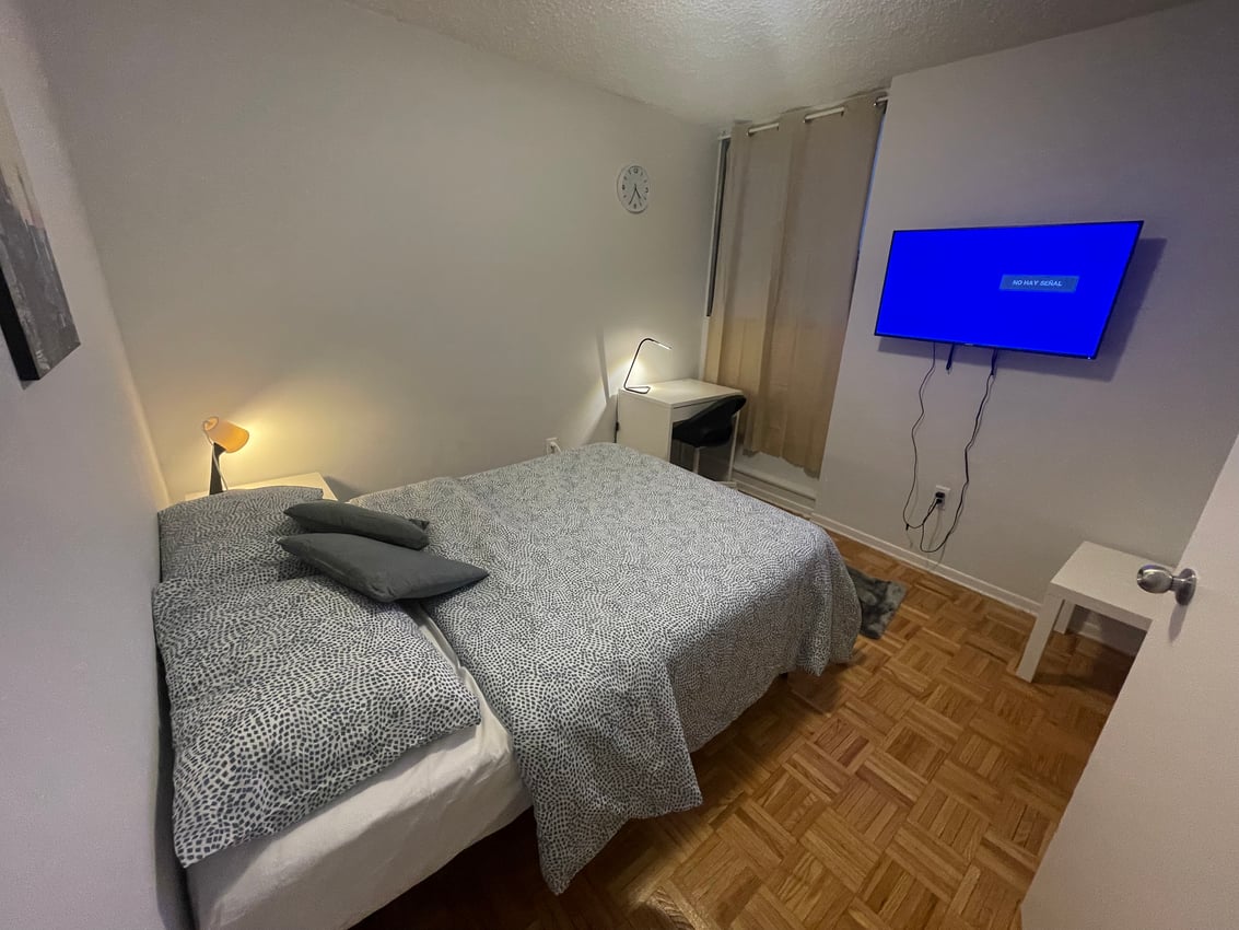 Deluxe Room at 5th Floor - Huntley St., Toronto — photo 2 of 9