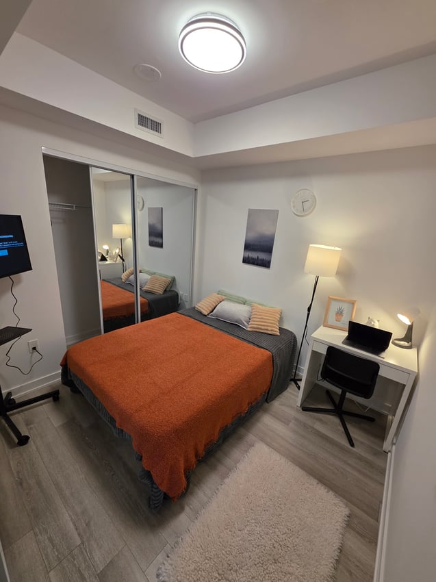 Deluxe Room without Window - Dundas St West & Simcoe St