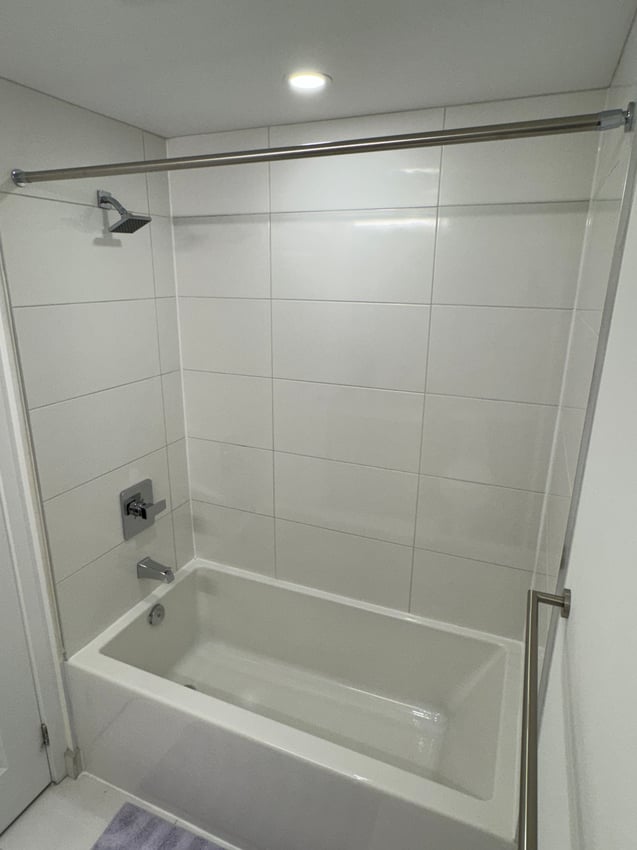 Deluxe Room at 30th Floor - Bloor St, Toronto — photo 9 of 11