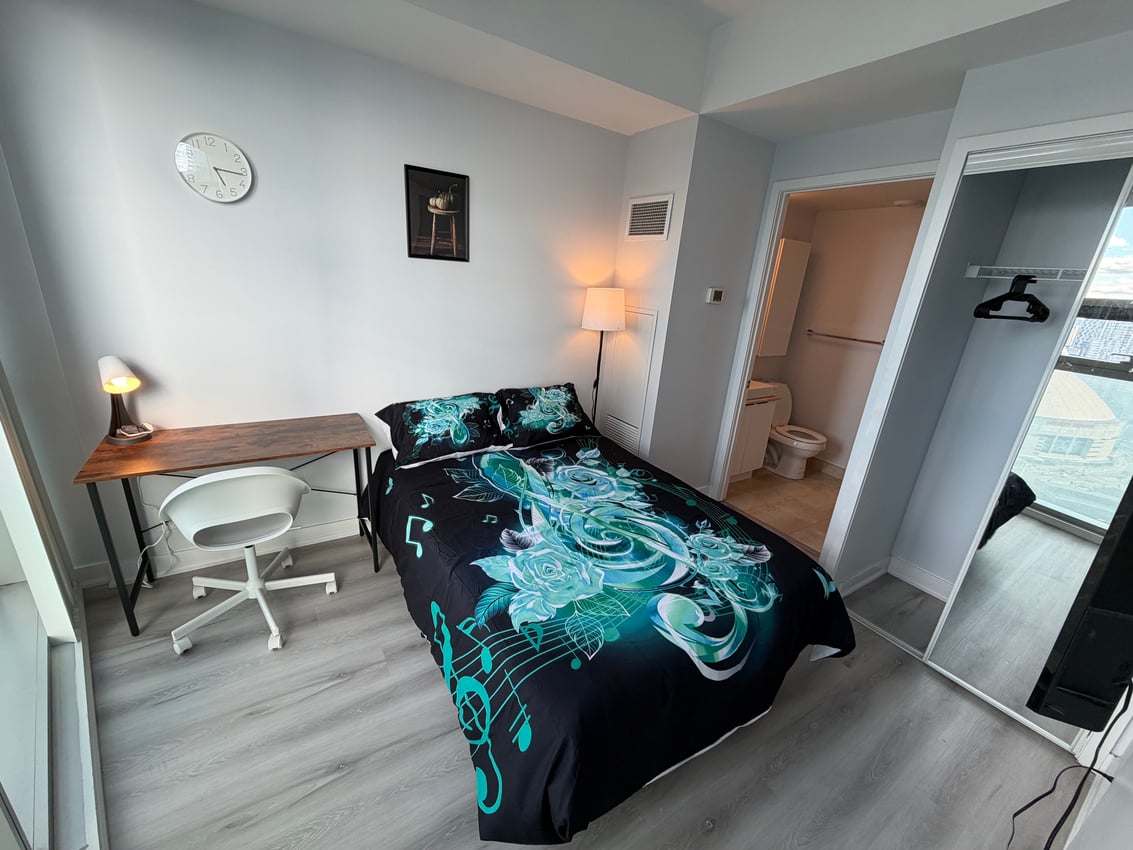 York St & Bremner Blvd