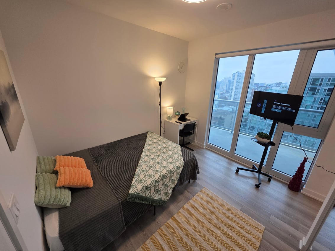 Master Room - Dundas St West & Simcoe St