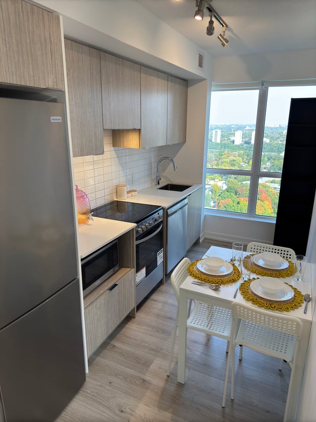 Deluxe Room at 42nd Floor - Bloor St, Toronto — photo 4 of 10