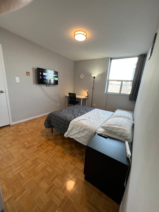 Deluxe Room at 17th Floor - St Clair Ave East, Toronto — photo 2 of 9