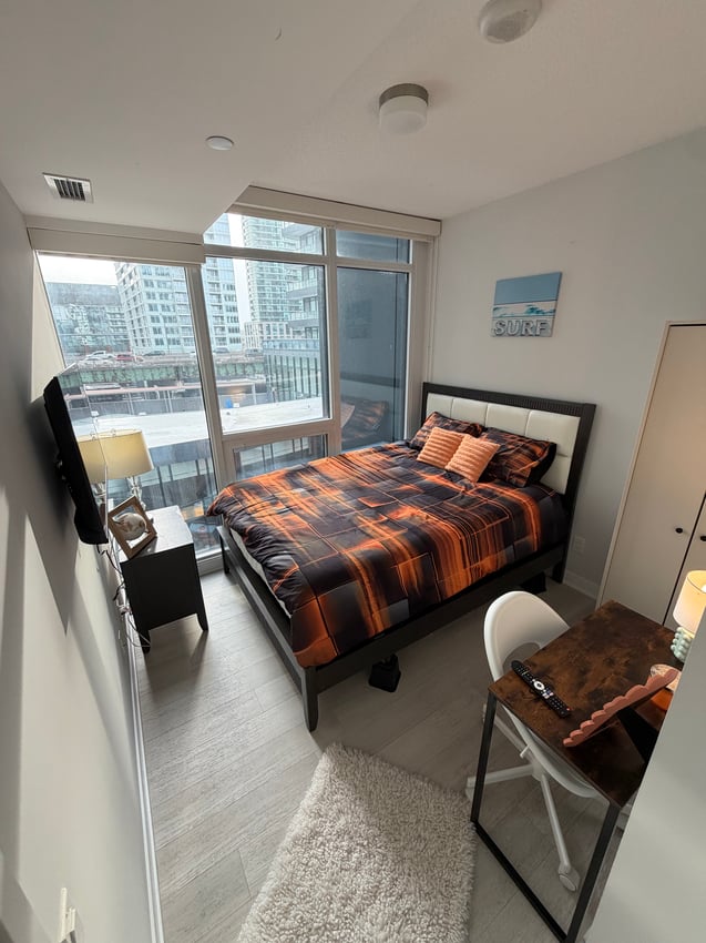 Deluxe Room at 5th Floor - Queens Wharf Road, Toronto — photo 4 of 13