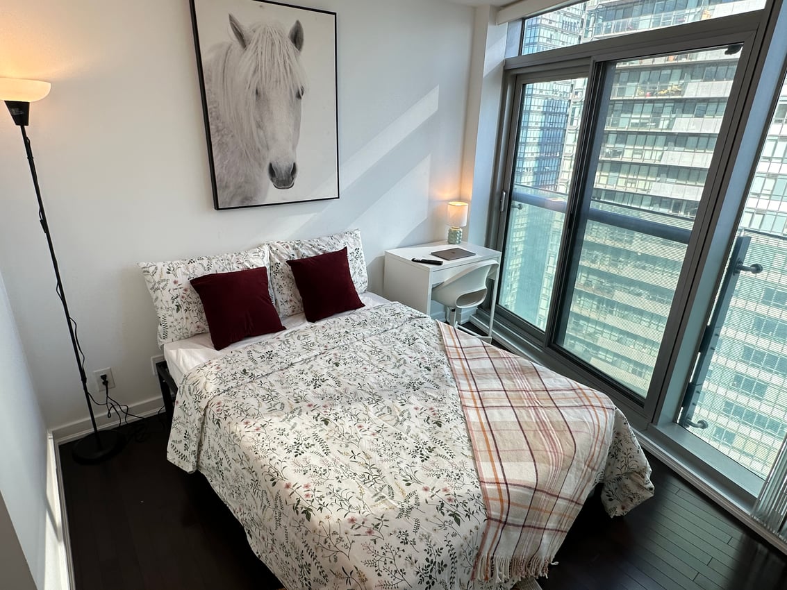 Master Room - York St & Bremner Blvd
