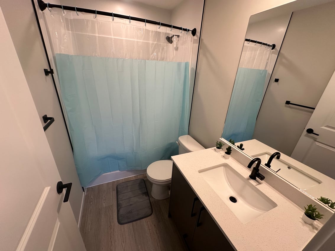 Master Room at 5th Floor - 825 17 Ave SW, Calgary — photo 8 of 18