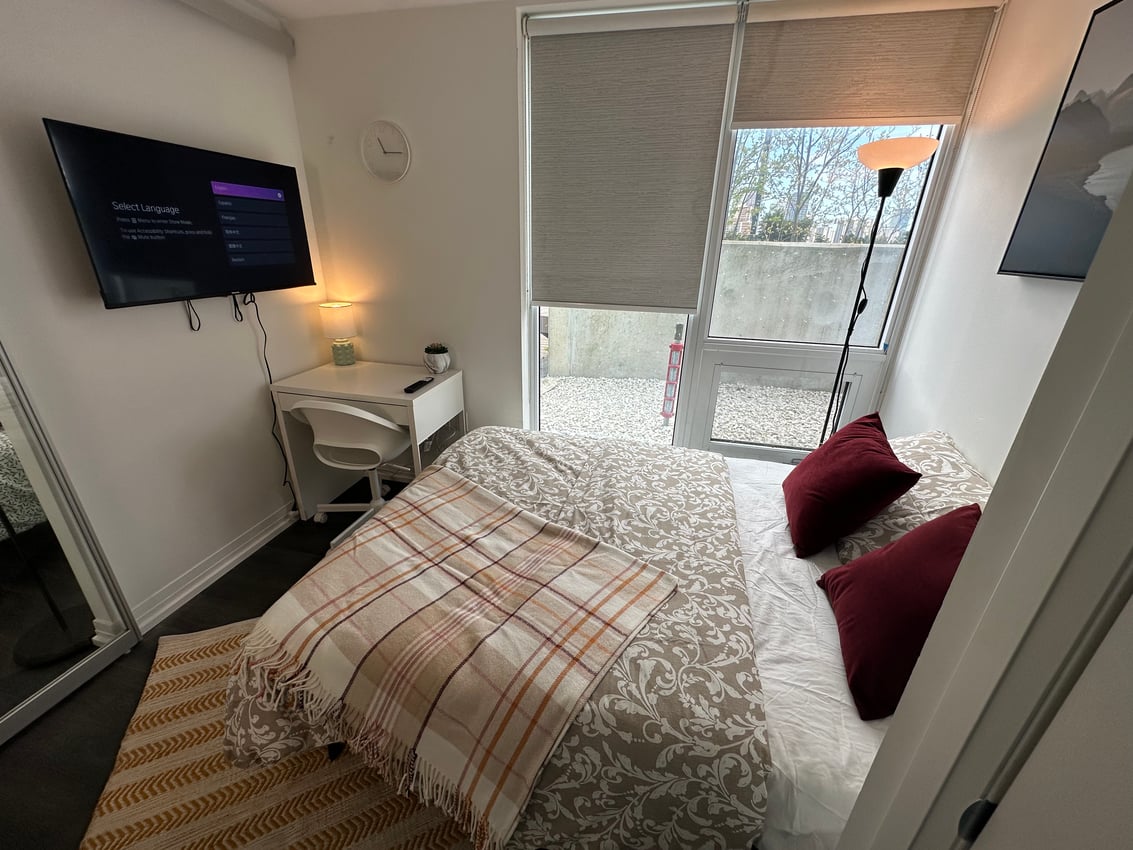 Deluxe Room at 18th Floor - Jarvis St, Toronto — photo 2 of 10