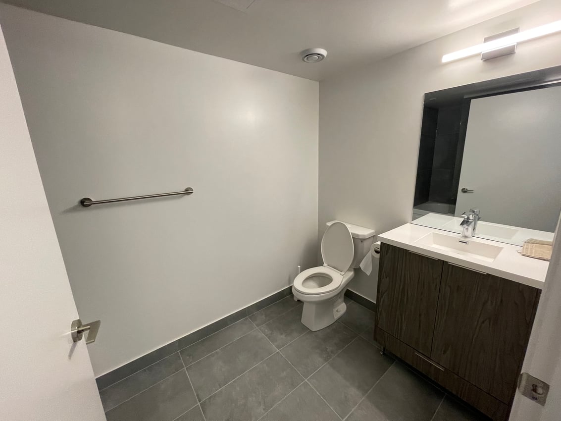 Deluxe Room at 9th Floor - Shuter St, Toronto — photo 4 of 10