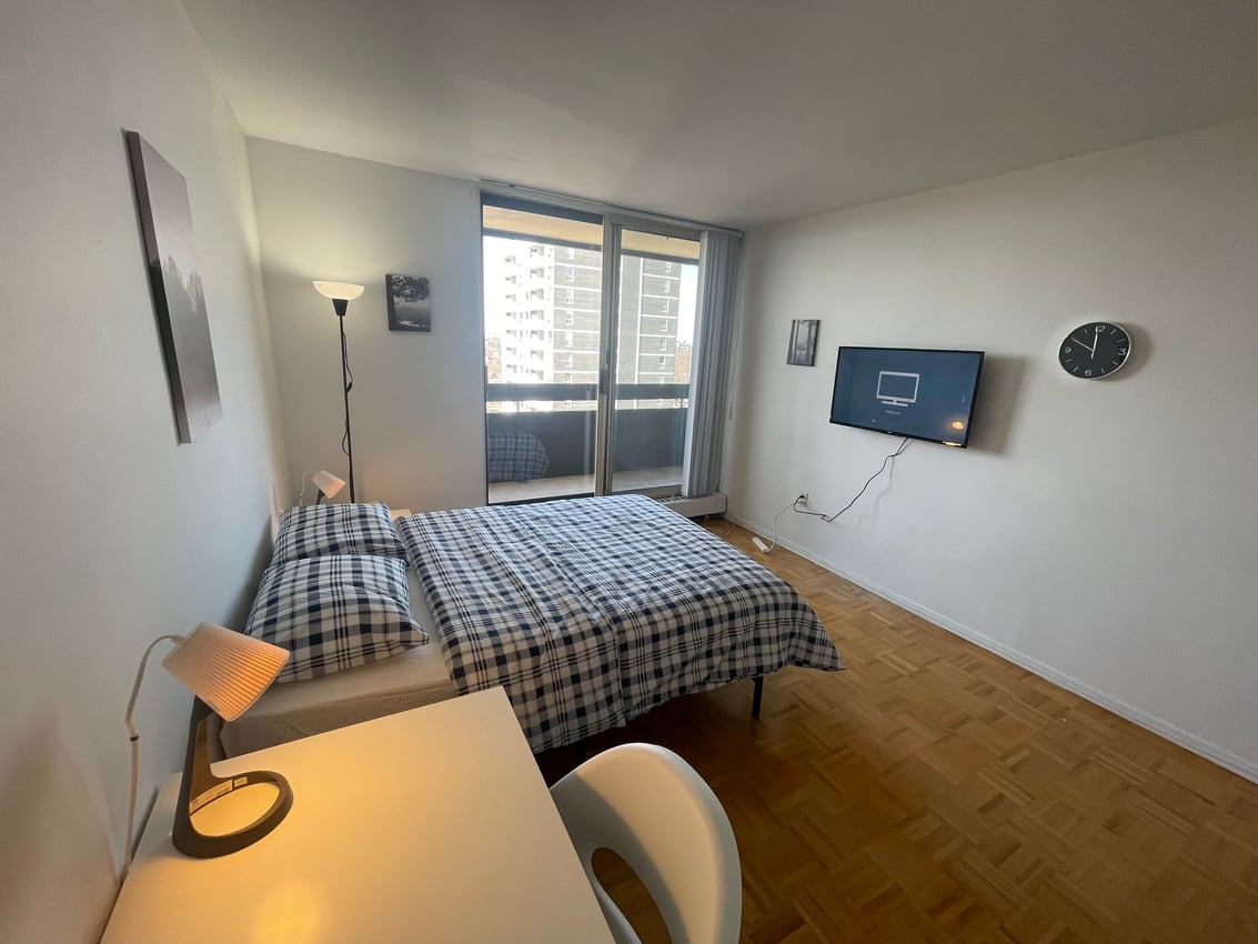 Flex Room at 12th Floor - Walmer Road, Toronto — photo 2 of 6