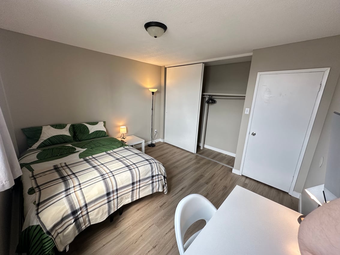 Deluxe Room at 3rd Floor - 1212 13 Ave SW, Calgary — photo 3 of 6